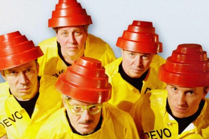 Devo e Kiss: banda revê comparação e almeja sucesso