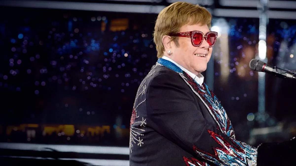 Novo documentário revela como Elton John transformou suas rótulas em joias