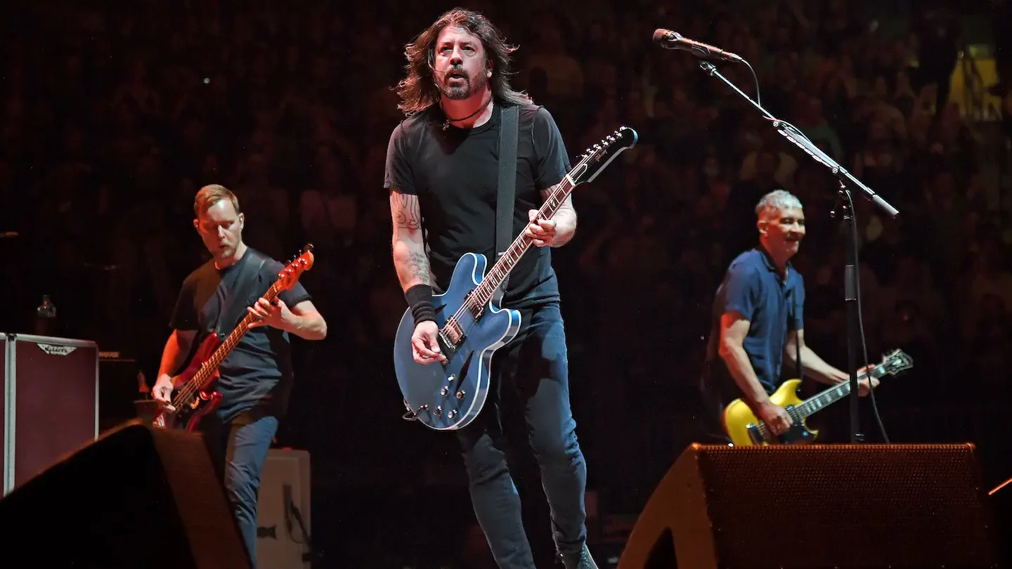 Foo Fighters realiza show surpresa e apresenta novo baterista Ilan Rubin