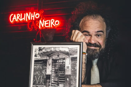 Carlinhos Carneiro estreia carreira solo com o álbum “Hotel Ritz”