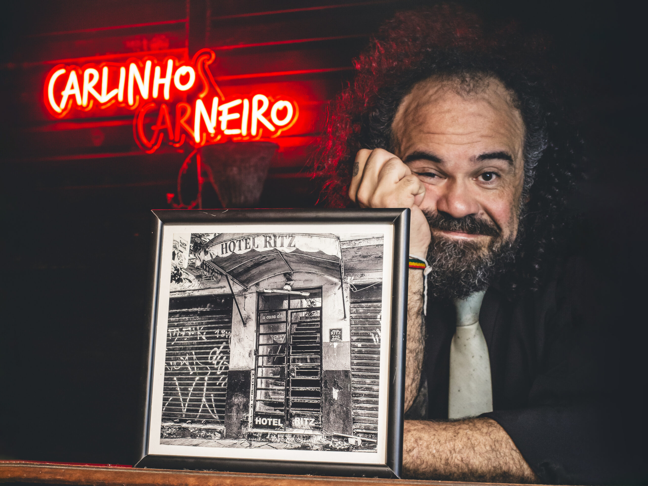 Carlinhos Carneiro estreia carreira solo com o álbum “Hotel Ritz”