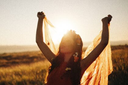 Josie lança o single “Escuro” e anuncia novo EP “Sensações”