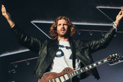 Joff Oddie deixa turnê da Wolf Alice por chegada do bebê