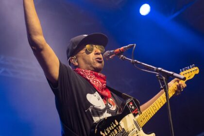 Tom Morello critica governo Trump por slogan nazista