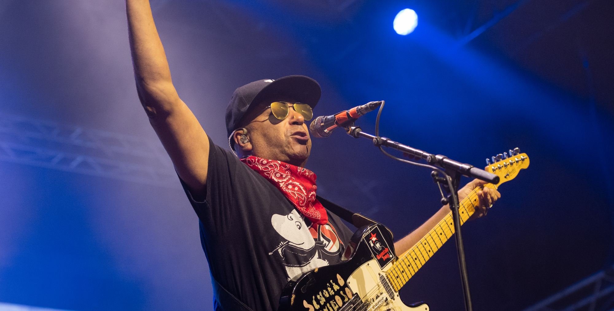 Tom Morello critica governo Trump por slogan nazista