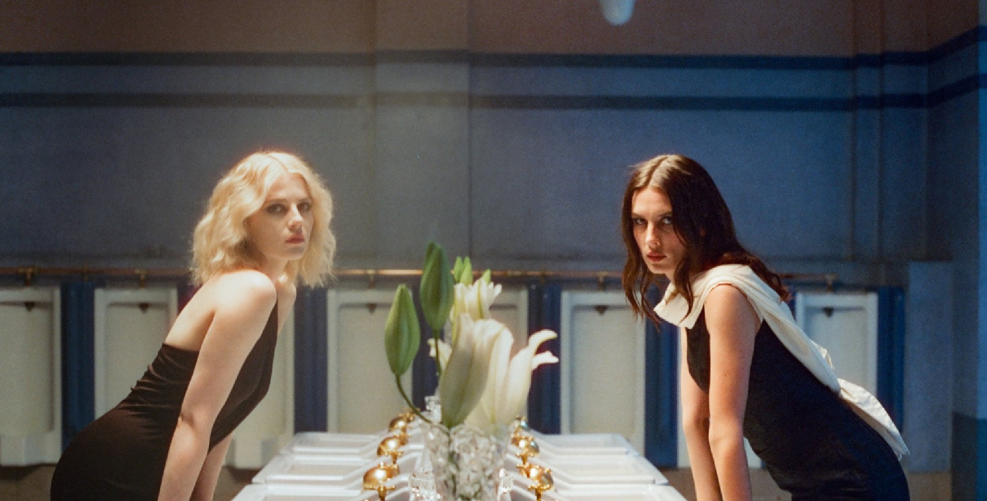 Wolf Alice lança clipe ‘Just Two Girls’ com Lucy Boynton