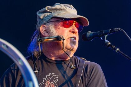 Neil Young processado por marca de luxo Chrome Hearts