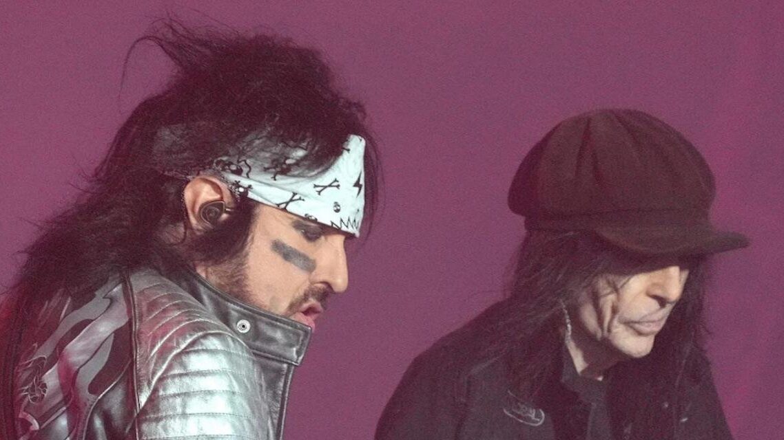 Nikki Sixx rebate acusações de Mick Mars sobre playback