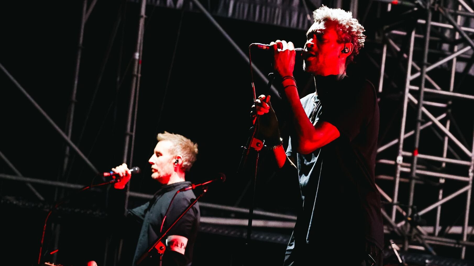 Massive Attack e Cavalera anunciam show solidário em SP