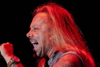 Vince Neil revela ter sofrido quatro derrames