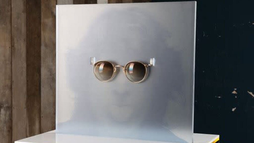 Óculos de John Lennon vão a leilão em Londres por fortuna