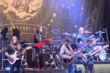 Kansas reúne ex-membros em show de retorno no Kansas