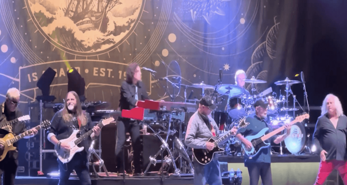 Kansas reúne ex-membros em show de retorno no Kansas