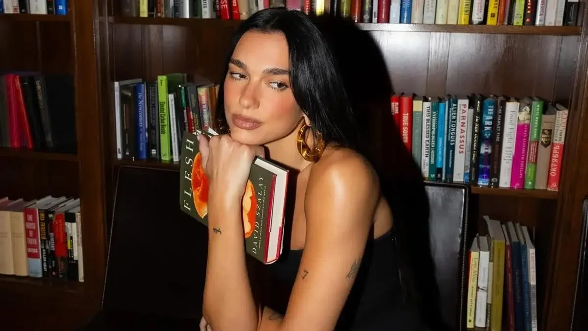 Dua Lipa transforma livro em best-seller após recomendação