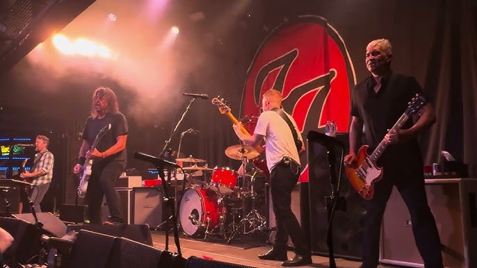 Foo Fighters fazem show surpresa em New Haven