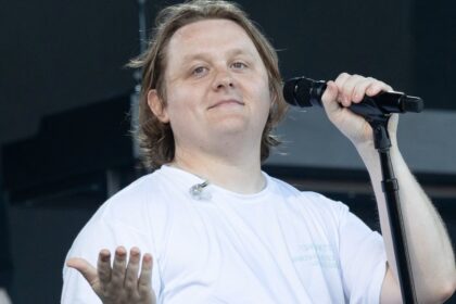 Lewis Capaldi canta ‘Something In The Heavens’ em supermercado