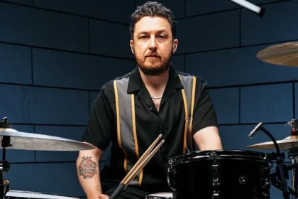 Matt Helders Terrific estreia com single ‘WeHo yet?’