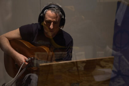 Isaac Chueke lança álbum plural que une bolero, samba e baião