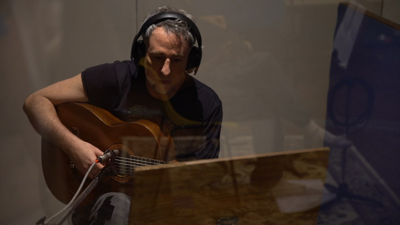 Isaac Chueke lança álbum plural que une bolero, samba e baião