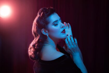 Carol Carmin lança EP de estreia “Azul Carmin” com quatro faixas autorais