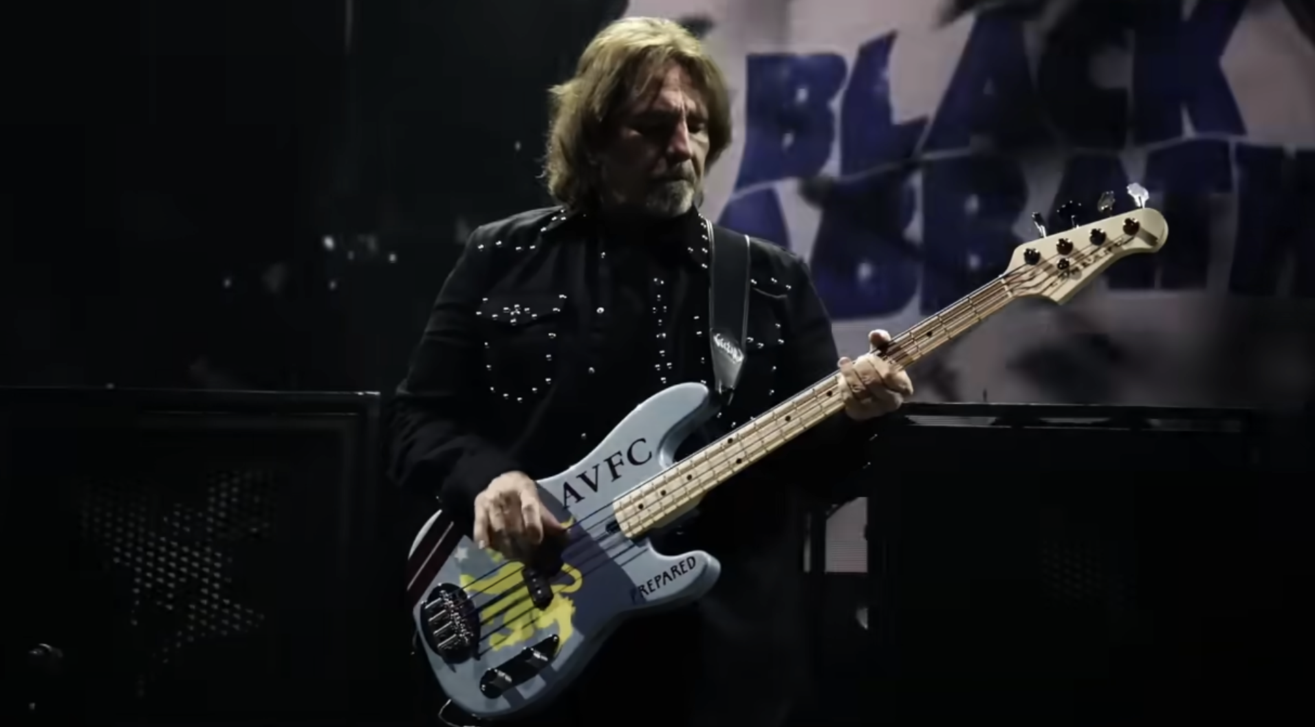 Geezer Butler, do Black Sabbath, apoia resgate de beagles em fazenda de Wisconsin