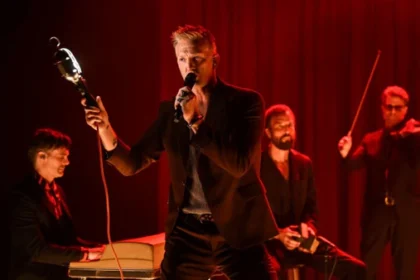 Queens Of The Stone Age toca ‘Running Joke’ no Fallon