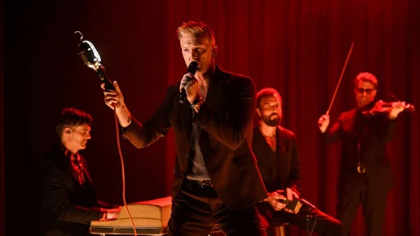 Queens Of The Stone Age toca ‘Running Joke’ no Fallon