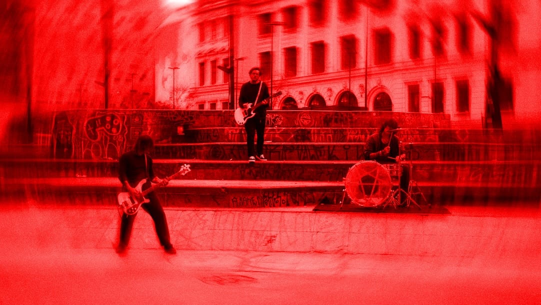 Molho Negro lança clipe de “Ficar Morto Vende” com participação da crew Flanantes