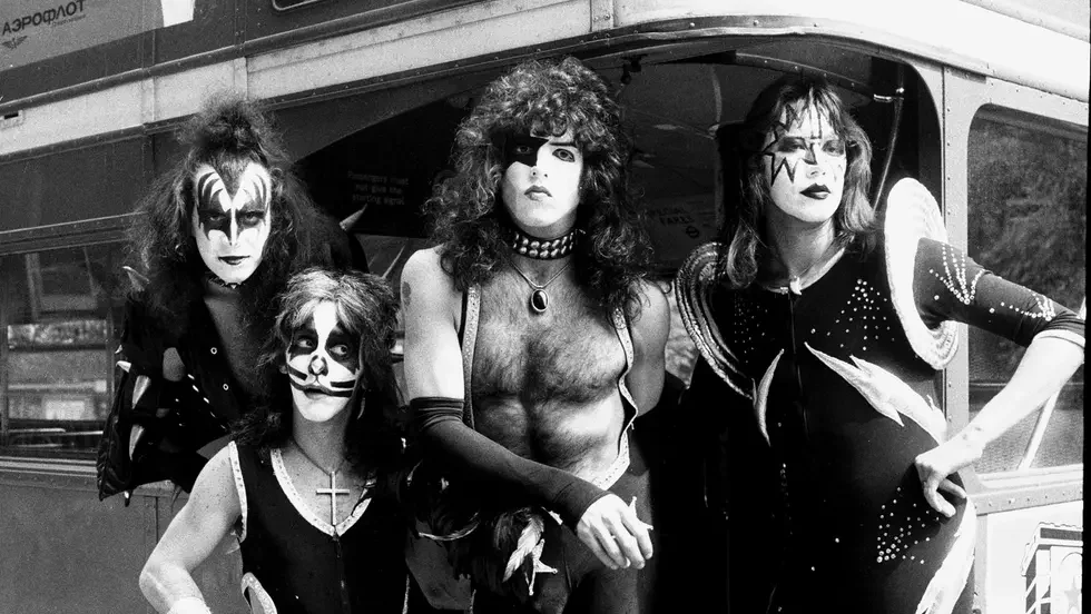 Kiss lança faixa country inédita “Mistake” em box set de “Dressed to Kill”