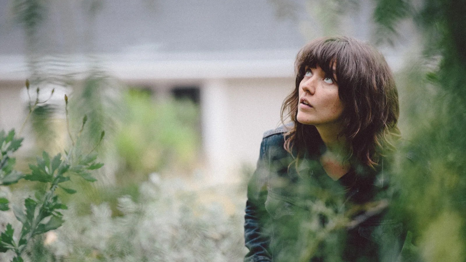 Courtney Barnett lança “Stay In Your Lane” com clipe sombrio