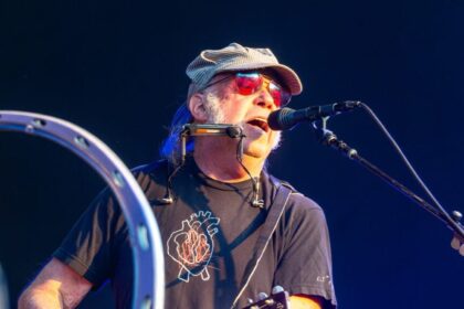 Neil Young remove catálogo musical da Amazon em protesto