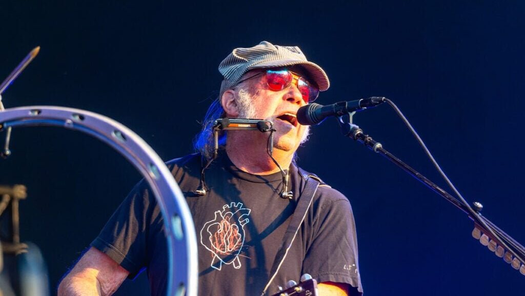 Neil Young remove catálogo musical da Amazon em protesto