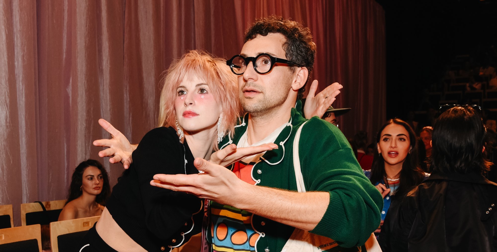 Hayley Williams e Jack Antonoff atacam monopólio de shows