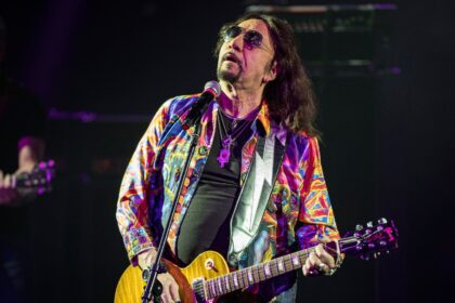 Alice Cooper e mais prestam tributo a Ace Frehley