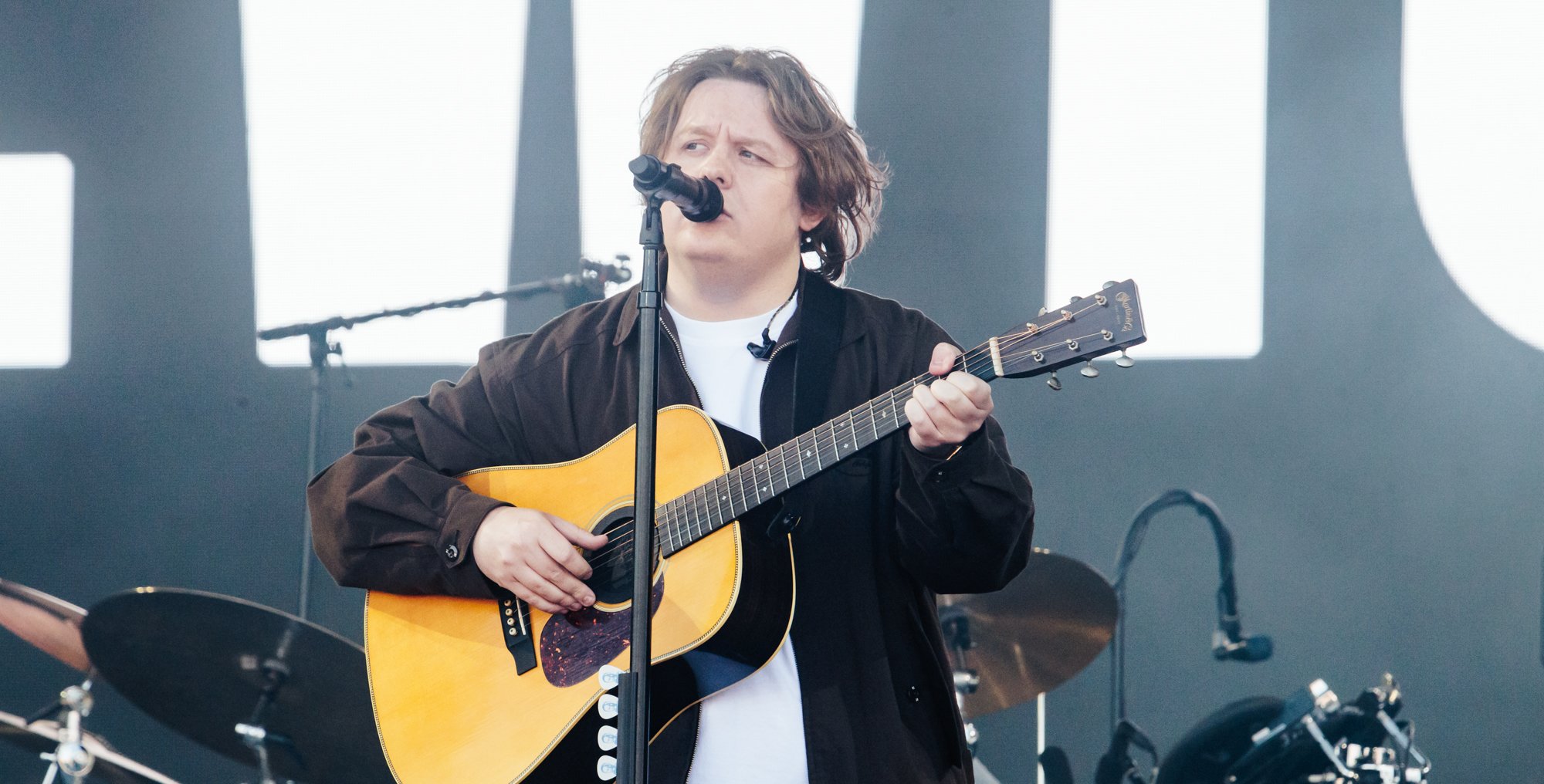 Lewis Capaldi lança Survive EP e novo single “Almost”