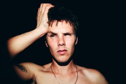 Filho de David e Victoria Becham, Cruz Beckham lança debut com ‘Optics’ e ‘Lick The Toad’