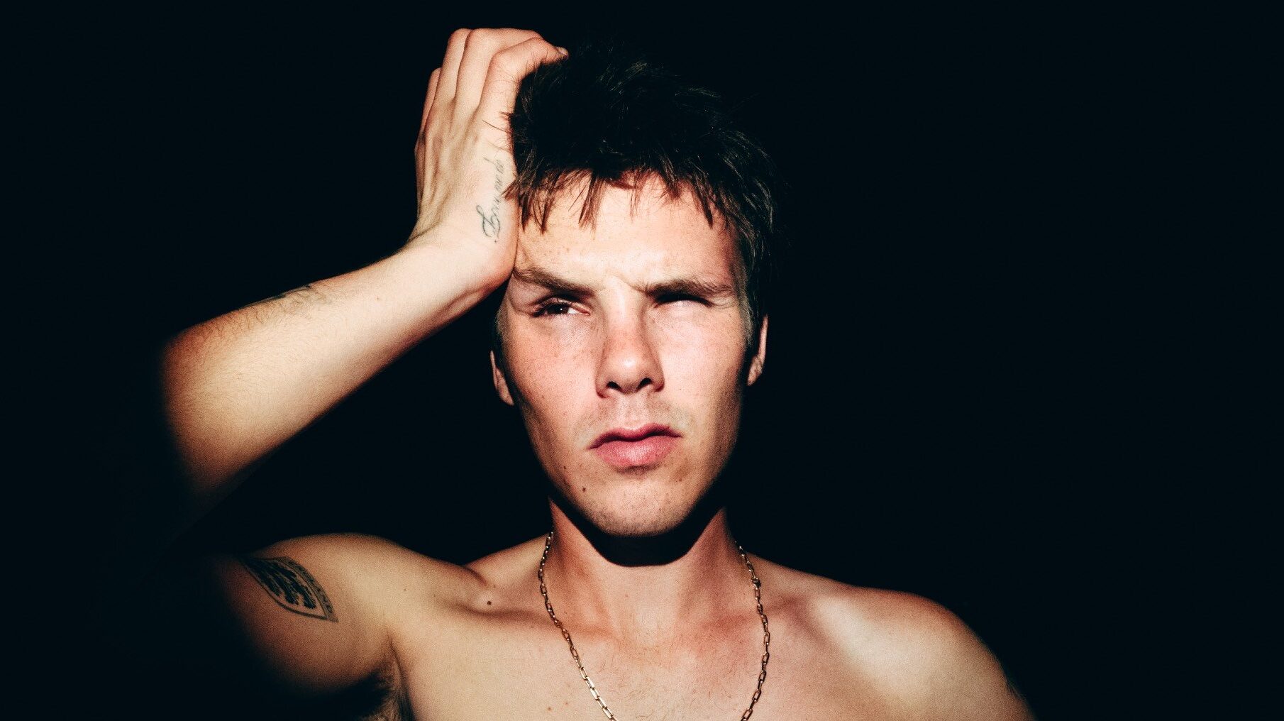 Filho de David e Victoria Becham, Cruz Beckham lança debut com ‘Optics’ e ‘Lick The Toad’