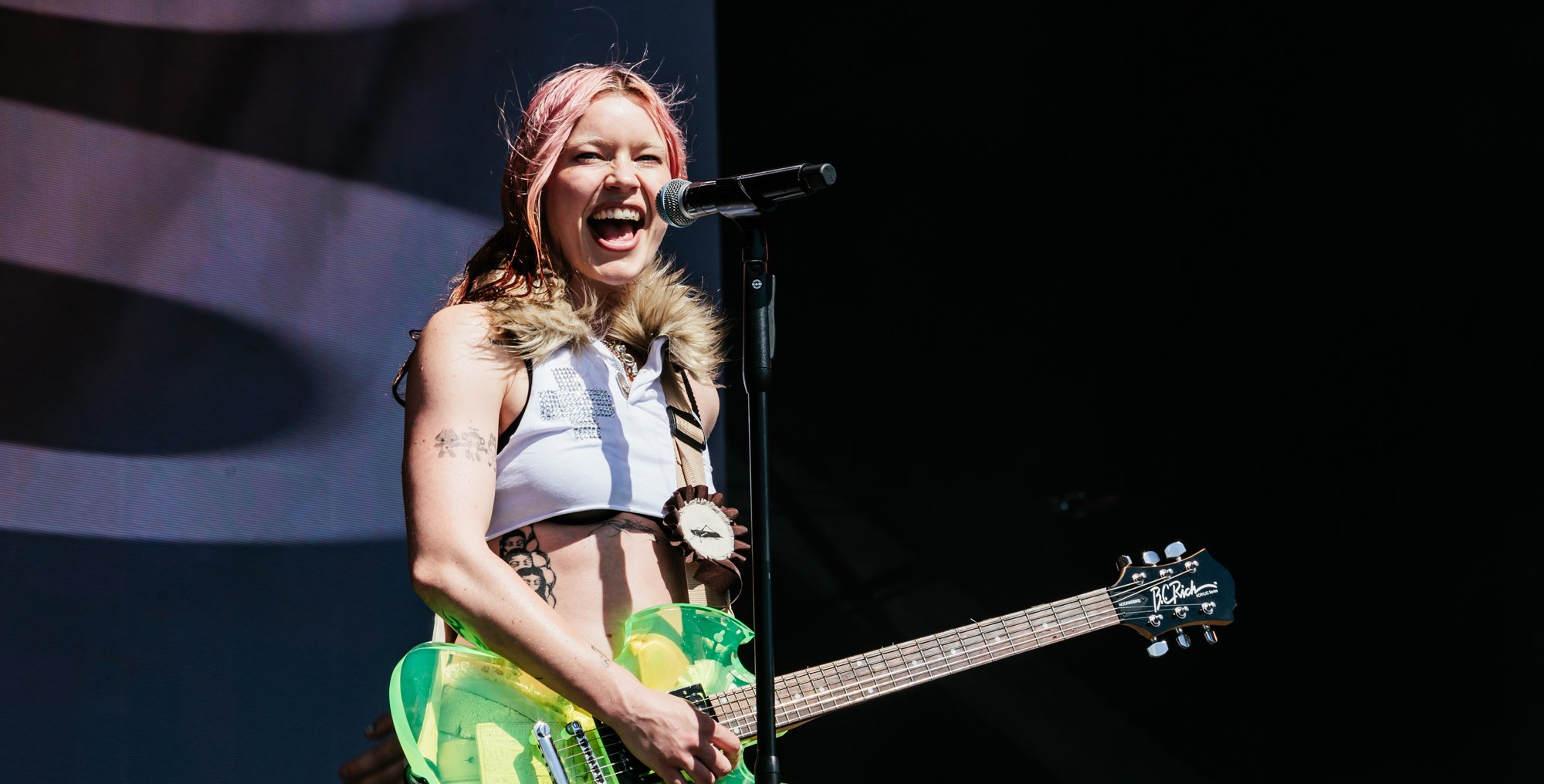 Wet Leg faz cover de ‘Walking on a Dream’ do Empire Of The Sun