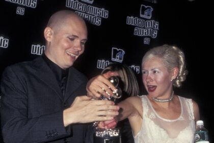 Billy Corgan elogia D’Arcy Wretzky e reconhece papel nos Pumpkins