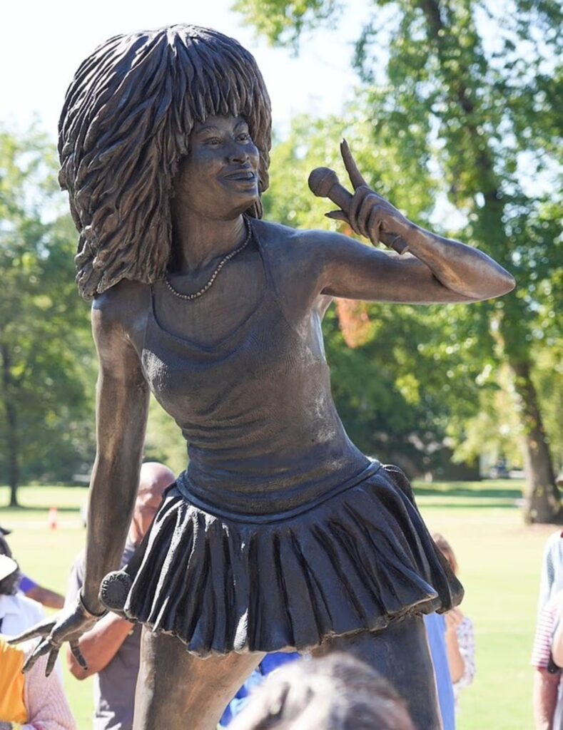 Estátua de Tina Turner gera críticas por sua aparência