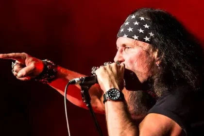 Dave Evans, ex-AC/DC, reúne o RABBIT para celebrar 50 anos da banda
