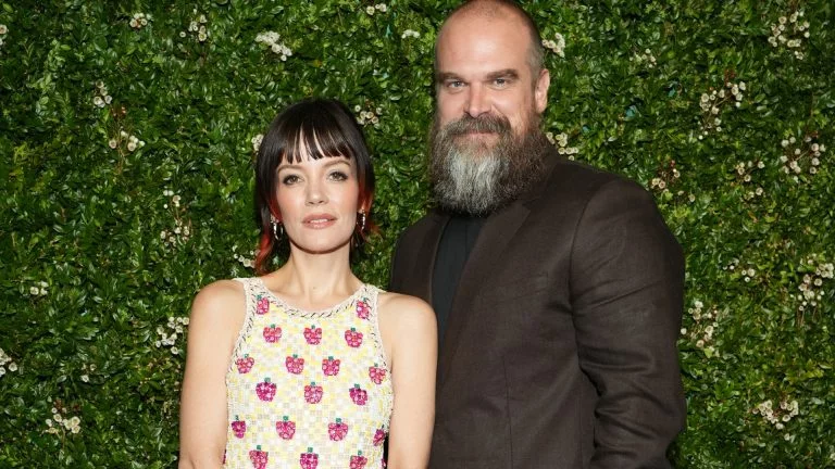 Lily Allen lança “West End Girl” com referências ao ex-marido David Harbour
