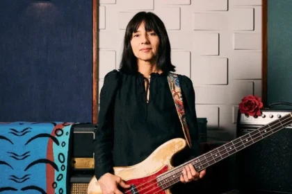 Paz Lenchantin remove faixa de álbum solo após alegações de plágio