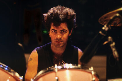 Joan Jett confirmou a morte de seu ex-baterista, Thommy Price, aos 68 anos.