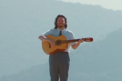 Teago Oliveira lança o álbum solo “Canções do Velho Mundo”