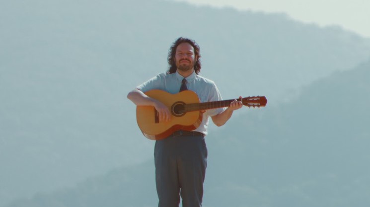 Teago Oliveira lança o álbum solo “Canções do Velho Mundo”