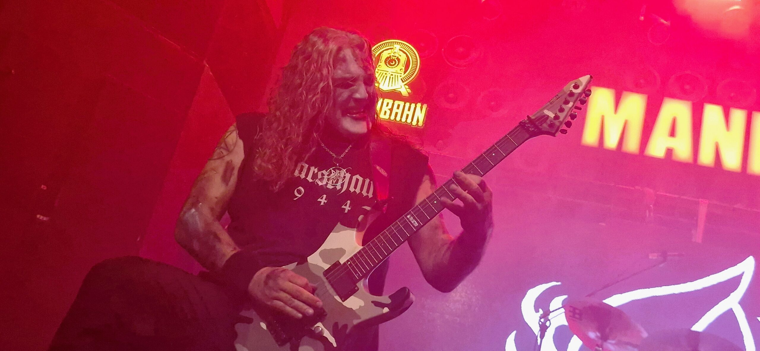 Morgan performando ao vivo com sua icônica ESP camuflada, Créditos: Maurício Silva