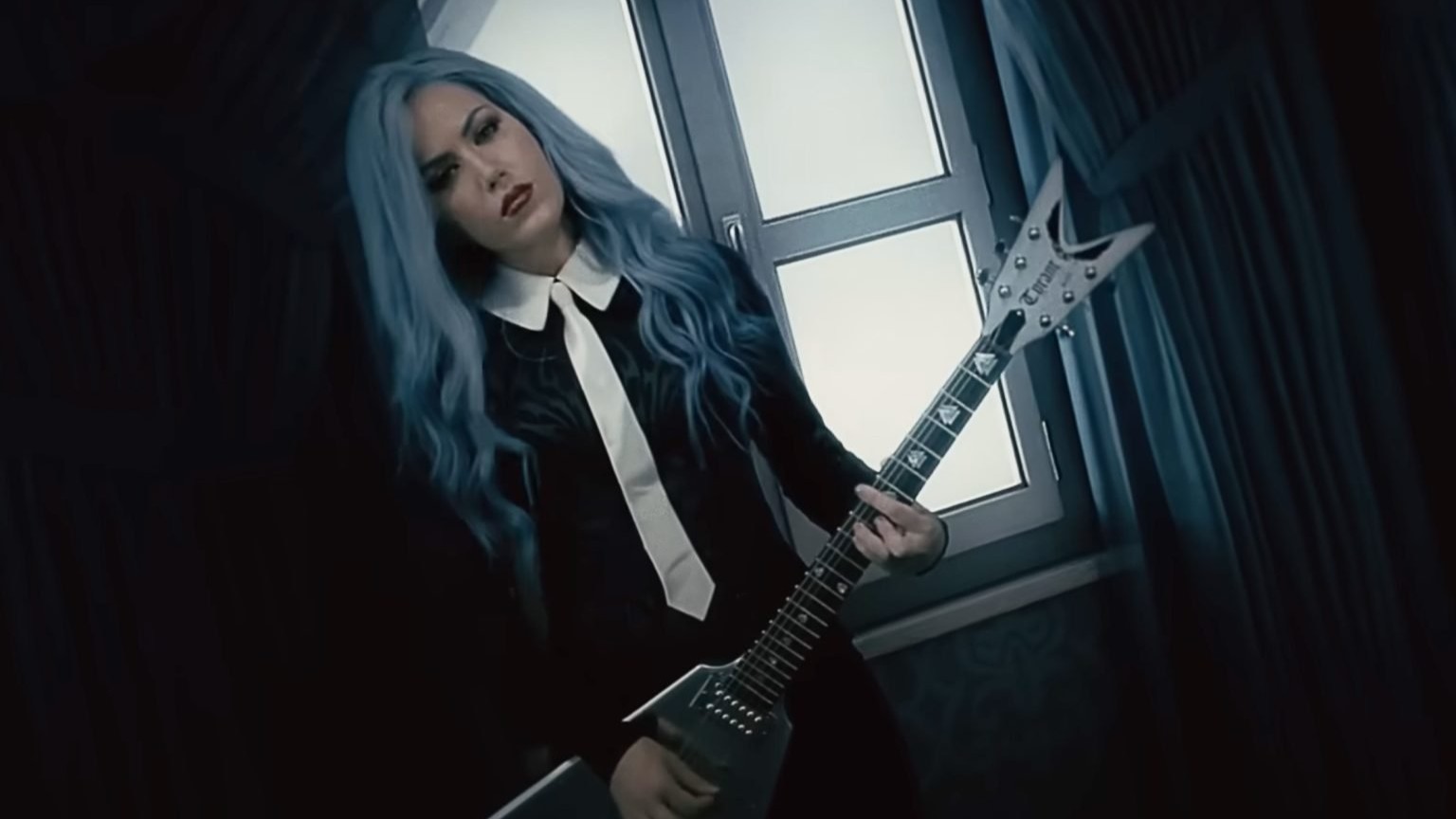 Alissa White-Gluz se surpreende com reação à colaboração com Dragonforce