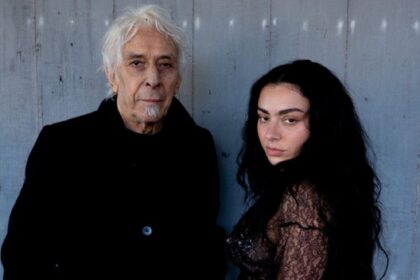 Charli XCX lança ‘House’ com John Cale; single é sombrio