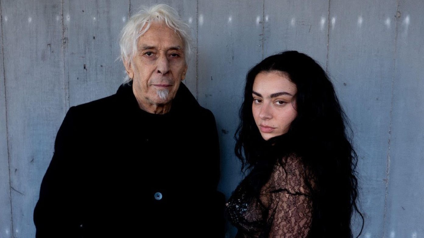 Charli XCX lança ‘House’ com John Cale; single é sombrio